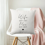 Maka Mamma EST 2025 | Personlig Gift Kudde<br><div class="desc">Denna anpassningsbar "Maka Mamma EST 2025" i dekorativ kudde utgör ett mysigt och meningsfullt tillskott till alla hem. Med en elegant minimalistisk typografi firas både giftermål och moderskap milstolpar. En perfekt gåva till en ny mamma, en babydusch eller Mors dag, den här dekorativa kudden lägger en mjuk beröring av kärlek...</div>