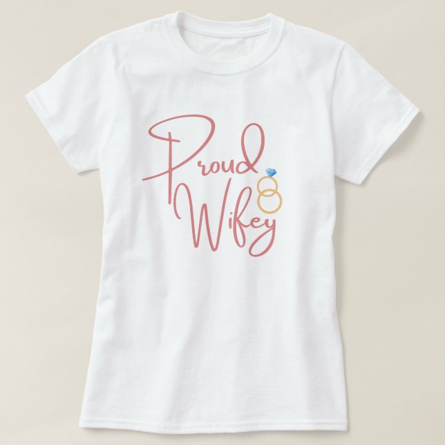 Maka, prisnoten Proud Wifey Bröllop Ringar Gifterm T Shirt (Design framsida)