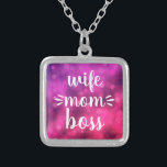 Maka till Mamma Chef Babe Bold Script Typography S Silverpläterat Halsband<br><div class="desc">"Maka. Mamma. Chef." Du vet att hon springor hushållet och behållor alla på samma gång. Ge henne det här färgstarka, sansade halsbandet så att hon kan bära det med pride. Med ett fet, vitt handskriftsskript på lila rosa bokeh-bakgrunden kommer det här roligt halsbandet att göra ett starkt påstående varhelst hon...</div>
