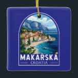 Makarska Kroatien Travel Art Emblem Julgransprydnad Keramik<br><div class="desc">Makarska-reflexens färdedesign. Makarska är en hamnstad i Kroatiens Dalmatien kusten,  känd för sina stränder i Makarska Riviera,  sjöpromenader och nattliv.</div>