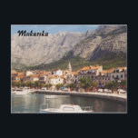 Makarska Vykort<br><div class="desc">Makarska (italienska: Macarsca; Tyska: Macharscha) är en liten kroatisk by som är belägen längs ett hästskoformat kaj.</div>