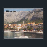 Makarska Vykort<br><div class="desc">Makarska (italienska: Macarsca; Tyska: Macharscha) är en liten kroatisk by som är belägen längs ett hästskoformat kaj.</div>