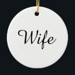Make Definition Svart och Vit Chic Skrift Julgransprydnad Keramik<br><div class="desc">Personalisera för din speciella fru för att skapa en unik present till födelsedagar,  årsdagar,  bröllop,  jul eller vilken dag som helst då du vill visa hur mycket hon betyder för dig. Ett perfekt sätt att visa henne hur fantastisk hon är varje dag. Designad av Thisisnotme©</div>