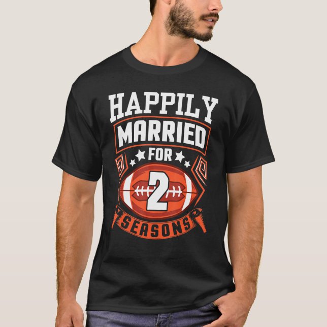 Make frun har lyckligtvis varit gift i två års fot t shirt (Framsida)