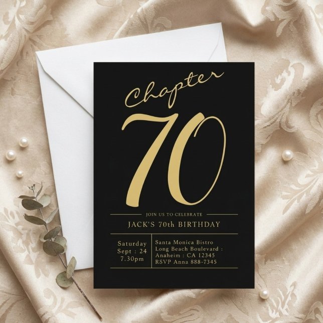Make Husbands 70-årsfirande Svart Guld Festlig Inb Inbjudningar (70th birthday black and gold invitation. Light cloth background.)