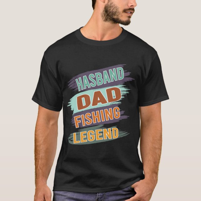 Make Husbon Äventyrslegend – Rollig Fiskepappa T Shirt (Framsida)