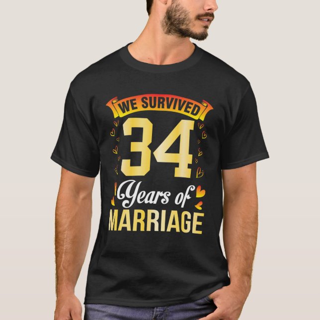 Make Maka Marry vi Överlevt 34 år av Marriag T Shirt (Framsida)