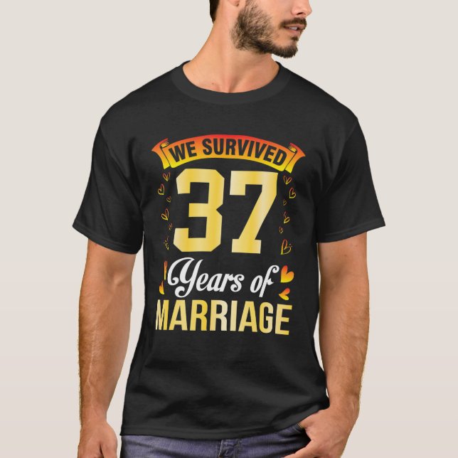 Make Maka Marry vi Överlevt 37 år av Marriag T Shirt (Framsida)