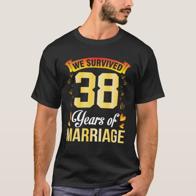 Make Maka Marry vi Överlevt 38 år av Marriag T Shirt (Framsida)