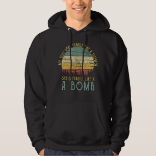 Make Min fru är inte bräcklig som en blomma Roligt Hoodie