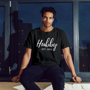 Makehuset White Script "EST 202X" - Moderna Bröllo T Shirt
