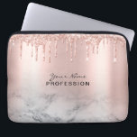 Makeup Artist Glitter Dricks Ro Guld Marble Laptop Fodral<br><div class="desc">Trendig Glitter Ro droppar Lash-skriptet Ro Guld Marble Laptop sleeve. Fabulous Makeup Artist Eyelash Utformning med skriptkalligraftext, ro guld droppar glitter och öga-infångande slank bakgrund. Anpassningsbar den här feminina laptop sleeve-designen som lägger till ditt namn, ditt yrke, välj ett eget skriptteckensnitt, ändra eller ta bort valfritt inslag. Makeup Artist Eyelash...</div>