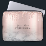 Makeup Artist Glitter Dricks Ro Guld Marble Laptop Fodral<br><div class="desc">Trendig Glitter Ro droppar Lash-skriptet Ro Guld Marble Laptop sleeve. Fabulous Makeup Artist Eyelash Utformning med skriptkalligraftext, ro guld droppar glitter och öga-infångande slank bakgrund. Anpassningsbar den här feminina laptop sleeve-designen som lägger till ditt namn, ditt yrke, välj ett eget skriptteckensnitt, ändra eller ta bort valfritt inslag. Makeup Artist Eyelash...</div>
