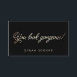 Makeup och Hair Stylist Guld Script Beauty Visitkort<br><div class="desc">En elegant, men ändå en vit snyggt, som har en digital bild av guld-folie som ser typografi ut mot svart bakgrund. Vi rekommenderar att du vid beställning av mörkens färgad beställer lagrar med ett överordnat kort för att försäkra dig om en vass rik och skydd mot små yta-repor och hörnfrister....</div>