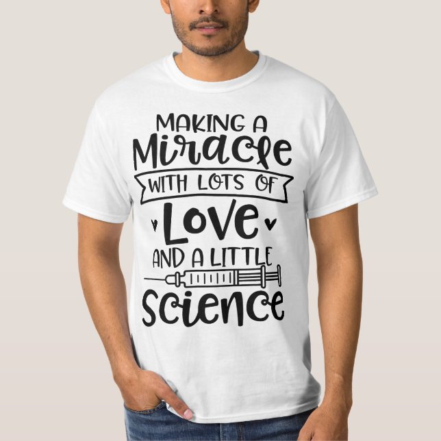 Making a Miracle with Love and Science IVF In Vitr T Shirt (Framsida)