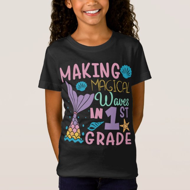 Making Magical Waves In 1st Grade Back To School T Shirt (Framsida)