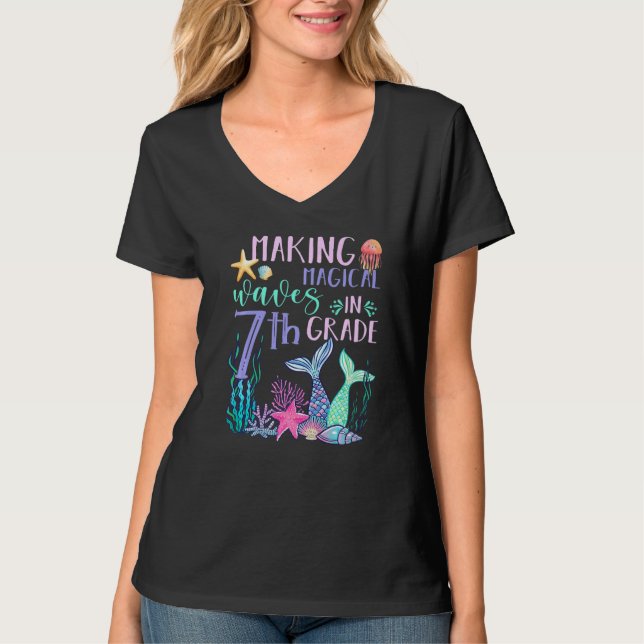 Making Magical Waves In 7th Grade Mermaid Back To  T Shirt (Framsida)