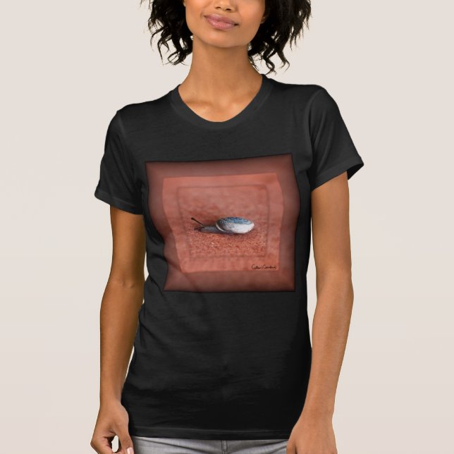 Makrofoto av snigel på terrakotta t shirt (Framsida)