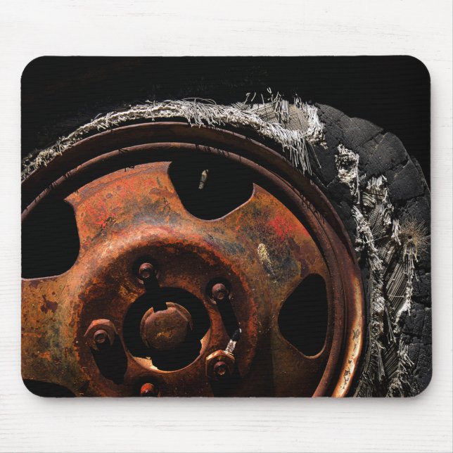 Makrofoto från Rusty Wheel Torn Däck Musmatta (Framsidan)