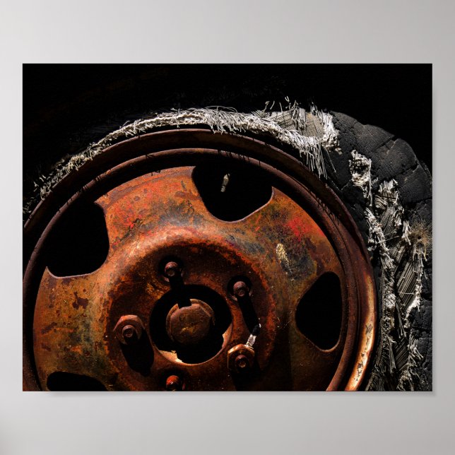 Makrofoto från Rusty Wheel Torn Däck Poster (Framsidan)