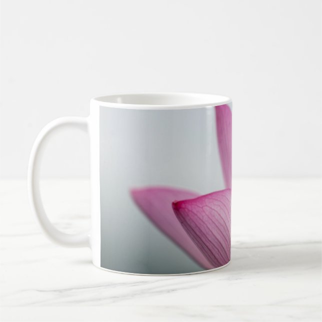 Makrofotograferad kopp med rosa kronblad (Vänster)