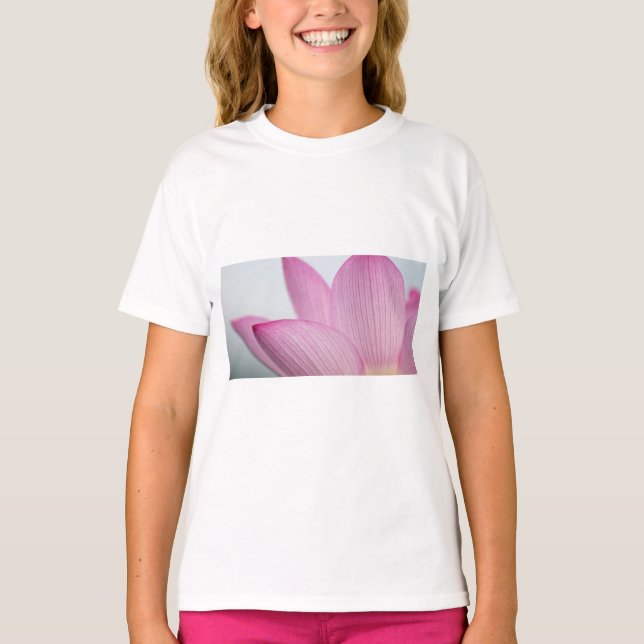 Makrofotograferad kopp med rosa kronblad t shirt (Framsida)