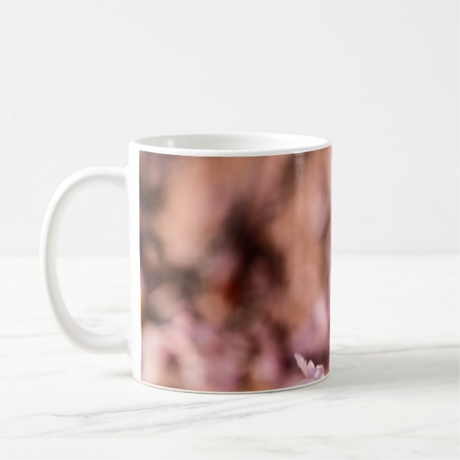 MAKROFOTOGRAFI AV BLOOMING ROSA CHERRY BLOMMARS KAFFEMUGG (Vänster)