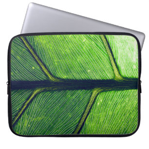 Makrofotografi av grönt löv laptop fodral