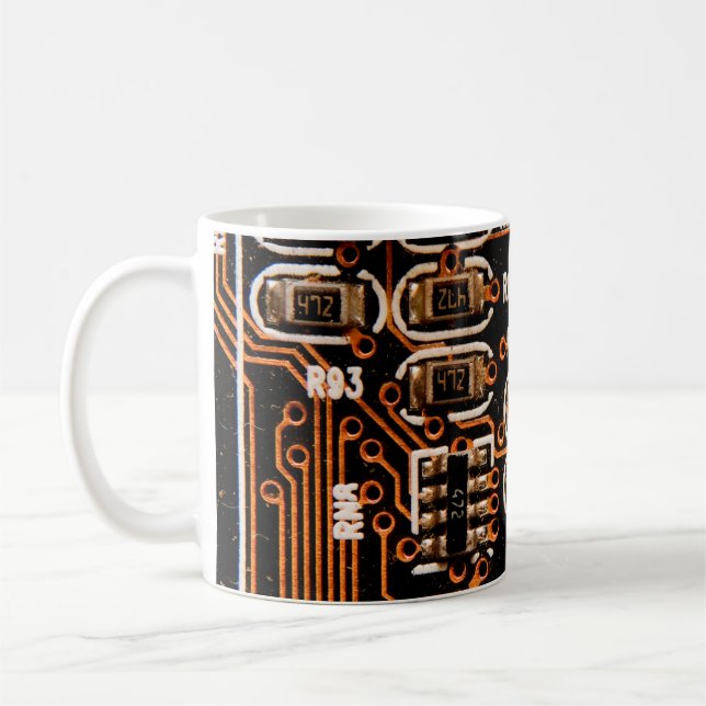 makroskott av kretskort, kablar, kondensatorer, ko kaffemugg (Vänster)