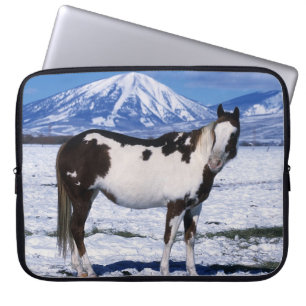 Måla hästanseende i snön laptop sleeve
