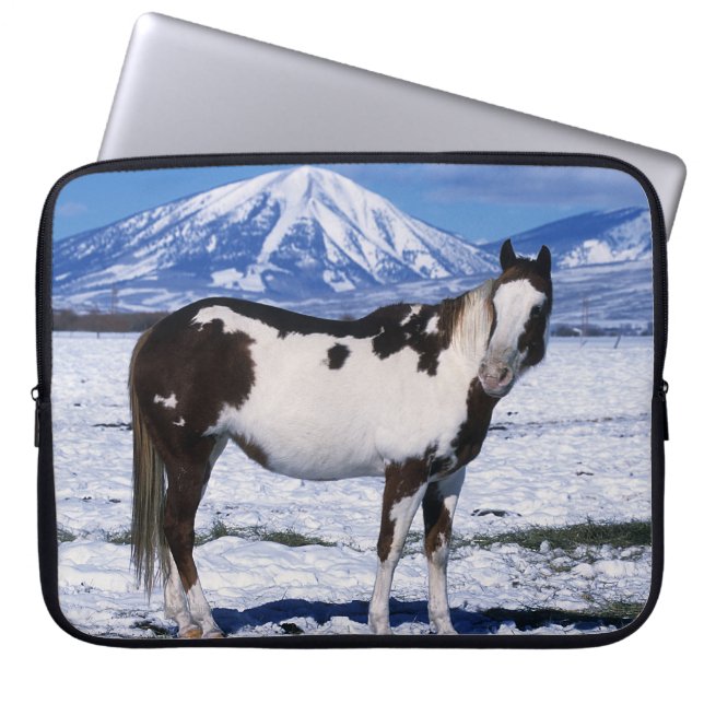 Måla hästanseende i snön laptop sleeve (Framsidan)