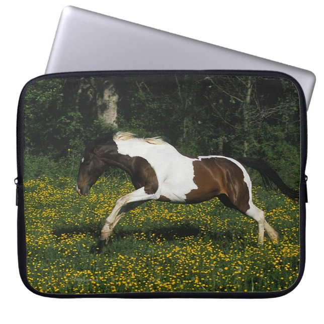 Måla hästspring i fält av blommor laptop sleeve (Framsidan)
