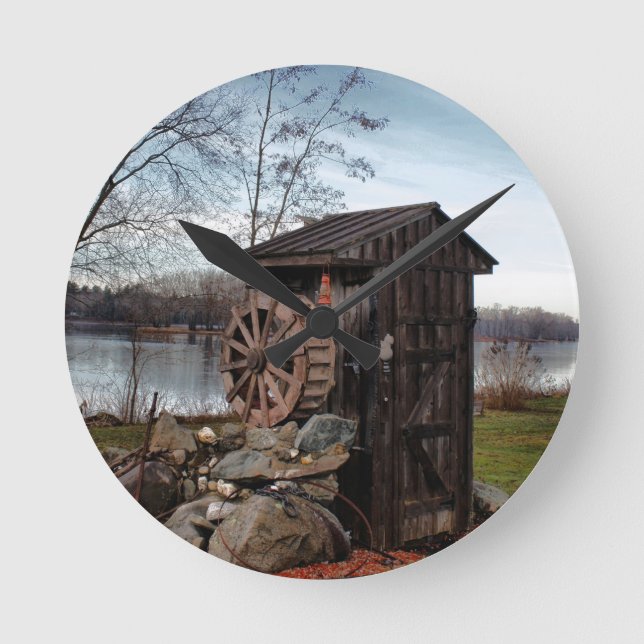 Mala om den gammala outhousen rund klocka (Framsida)