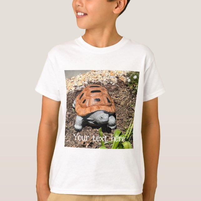 Målad dossköldpadda, i trädgård, specialdesignade  t shirt (Framsida)