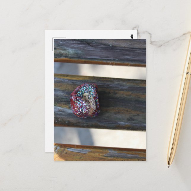 Målad liten hjärta sten gömd på en bänk vykort (Fram/Back In Situ)