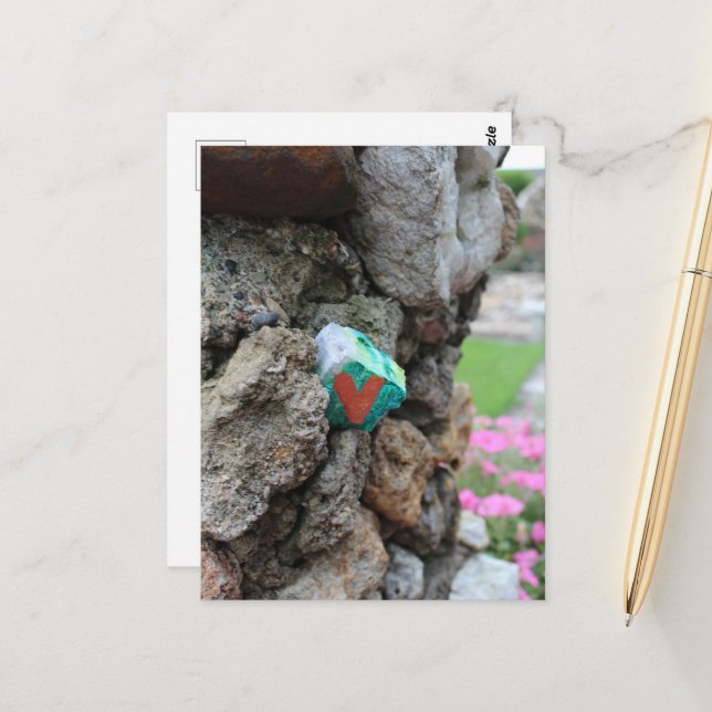 Målad liten hjärtesten gömd i en stenmur vykort (Fram/Back In Situ)