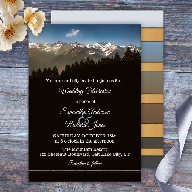 Målade berg tallar bröllopsinbjudan inbjudningar (Elegant wedding invitation featuring a painting of pine trees with snow capped mountains)