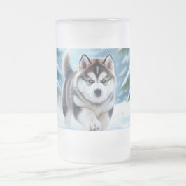 Malamute-valp i snön frostat ölglas