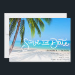 Målbröllop för tropisk strutsfärg Spara datumet<br><div class="desc">Meddela dina kommande påhopp i paradiset med vår tropiska fästingbröllop Spara datumet. Den här fängslande designen visar hur lugn en tropisk strand är, komplett med att svälja handflatan träd, kristallklar vatten och vit sand. Lägg till förlovningens foto på baksidan. Perfekt för destinationsbröllop, det här datumet anger scenen för ett oförglömligt...</div>