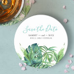 Målbröllop för tropisk strutsfärg Spara datumet Underlägg Papper Rund<br><div class="desc">Meddela din förlovning med min tropiska chic bho spara vår date underläggs med Save the Date i ett trendig script typography stil som framkallar utseendet på handskriftsbokstäver. Det här enkla kortet har en kopia av min originalhandmålade vattenfärg grönt handflatan och monster löv med namn, bröllop datum och bröllop. Perfekt för...</div>
