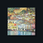 Malcesine på Sjö Garda av Gustav Klimt Canvastryck<br><div class="desc">Malcesine on Sjö Garda (1913) by Gustav Klimt är en vintage Victorian Era Art nouveau bra art symbostlackering. En vacker syn på den italienska staden Malcesine med byggnad och hus kant i hamnen. Bostäderna och båtarna kastar en reflektion i lugnen vatten. Du kan se Castellos murar längst upp i backe...</div>