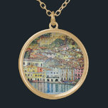 Malcesine på Sjö Garda av Gustav Klimt Guldpläterat Halsband<br><div class="desc">Malcesine on Sjö Garda (1913) by Gustav Klimt är en vintage Victorian Era Art nouveau bra art symbostlackering. En vacker syn på den italienska staden Malcesine med byggnad och hus kant i hamnen. Bostäderna och båtarna kastar en reflektion i lugnen vatten. Du kan se Castellos murar längst upp i backe...</div>