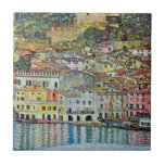 Malcesine på Sjö Garda av Gustav Klimt Kakelplatta<br><div class="desc">Malcesine on Sjö Garda (1913) by Gustav Klimt är en vintage Victorian Era Art nouveau bra art symbostlackering. En vacker syn på den italienska staden Malcesine med byggnad och hus kant i hamnen. Bostäderna och båtarna kastar en reflektion i lugnen vatten. Du kan se Castellos murar längst upp i backe...</div>