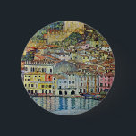 Malcesine på Sjö Garda av Gustav Klimt Knapp<br><div class="desc">Malcesine on Sjö Garda (1913) by Gustav Klimt är en vintage Victorian Era Art nouveau bra art symbostlackering. En vacker syn på den italienska staden Malcesine med byggnad och hus kant i hamnen. Bostäderna och båtarna kastar en reflektion i lugnen vatten. Du kan se Castellos murar längst upp i backe...</div>