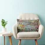 Malcesine på Sjö Garda av Gustav Klimt Lumbarkudde<br><div class="desc">Malcesine on Sjö Garda (1913) by Gustav Klimt är en vintage Victorian Era Art nouveau bra art symbostlackering. En vacker syn på den italienska staden Malcesine med byggnad och hus kant i hamnen. Bostäderna och båtarna kastar en reflektion i lugnen vatten. Du kan se Castellos murar längst upp i backe...</div>