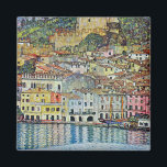 Malcesine på Sjö Garda av Gustav Klimt Magnet<br><div class="desc">Malcesine on Sjö Garda (1913) by Gustav Klimt är en vintage Victorian Era Art nouveau bra art symbostlackering. En vacker syn på den italienska staden Malcesine med byggnad och hus kant i hamnen. Bostäderna och båtarna kastar en reflektion i lugnen vatten. Du kan se Castellos murar längst upp i backe...</div>