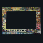 Malcesine på Sjö Garda av Gustav Klimt Magnetram<br><div class="desc">Malcesine on Sjö Garda (1913) by Gustav Klimt är en vintage Victorian Era Art nouveau bra art symbostlackering. En vacker syn på den italienska staden Malcesine med byggnad och hus kant i hamnen. Bostäderna och båtarna kastar en reflektion i lugnen vatten. Du kan se Castellos murar längst upp i backe...</div>