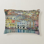 Malcesine på Sjö Garda av Gustav Klimt Prydnadskudde<br><div class="desc">Malcesine on Sjö Garda (1913) by Gustav Klimt är en vintage Victorian Era Art nouveau bra art symbostlackering. En vacker syn på den italienska staden Malcesine med byggnad och hus kant i hamnen. Bostäderna och båtarna kastar en reflektion i lugnen vatten. Du kan se Castellos murar längst upp i backe...</div>