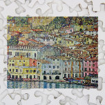 Malcesine på Sjö Garda av Gustav Klimt Pussel<br><div class="desc">Malcesine on Sjö Garda (1913) by Gustav Klimt är en vintage Victorian Era Art nouveau bra art symbostlackering. En vacker syn på den italienska staden Malcesine med byggnad och hus kant i hamnen. Bostäderna och båtarna kastar en reflektion i lugnen vatten. Du kan se Castellos murar längst upp i backe...</div>