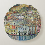 Malcesine på Sjö Garda av Gustav Klimt Rund Kudde<br><div class="desc">Malcesine on Sjö Garda (1913) by Gustav Klimt är en vintage Victorian Era Art nouveau bra art symbostlackering. En vacker syn på den italienska staden Malcesine med byggnad och hus kant i hamnen. Bostäderna och båtarna kastar en reflektion i lugnen vatten. Du kan se Castellos murar längst upp i backe...</div>